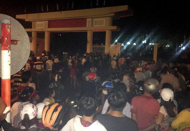 Tạm giữ 102 người quá khích đập phá trụ sở UBND tỉnh Bình Thuận 