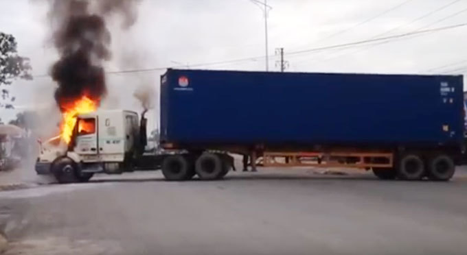 Hưng Yên: Đang lưu thông, xe container bất ngờ bốc cháy dữ dội