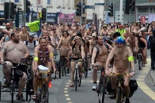 Nghìn người không mảnh vải che thân xuống đường dự cuộc đua xe đạp khỏa thân