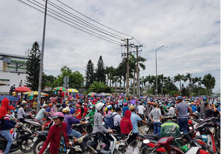 Hàng nghìn công nhân tụ tập trước cổng khu công nghiệp ở Sài Gòn