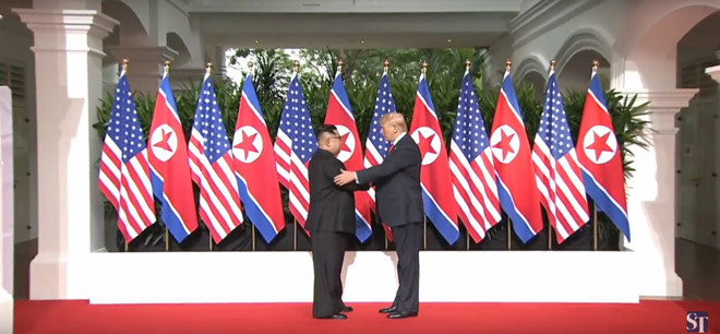 Cú bắt tay lịch sử 12 giây của Trump và Kim Jong Un