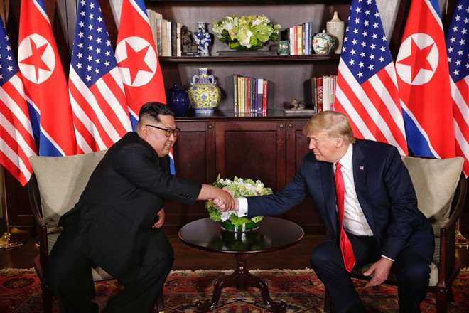 Cú bắt tay lịch sử 12 giây của Trump và Kim Jong Un