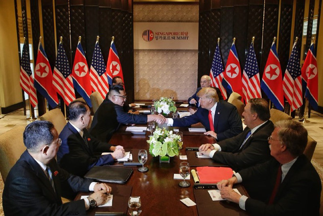 Cú bắt tay lịch sử 12 giây của Trump và Kim Jong Un