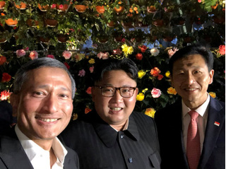 Ông Kim Jong Un đi dạo đêm, thân thiện 'selfie' với các bộ trưởng Singapore