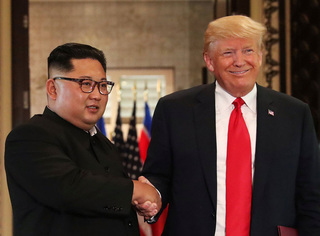 Hai nhà lãnh đạo Mỹ và Triều Tiên đã đặt bút ký vào bản thỏa thuận lịch sử