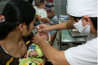 Nữ y tá bất cẩn khiến bé 3 tháng tuổi uống cả lọ vắc xin bại liệt, phải nhập viện khẩn cấp