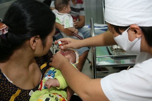 Nữ y tá bất cẩn khiến bé 3 tháng tuổi uống cả lọ vắc xin bại liệt