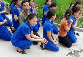 Vụ giáo viên quỳ gối xin dạy học ở Nghệ An: Cầm đèn chạy trước ô tô?