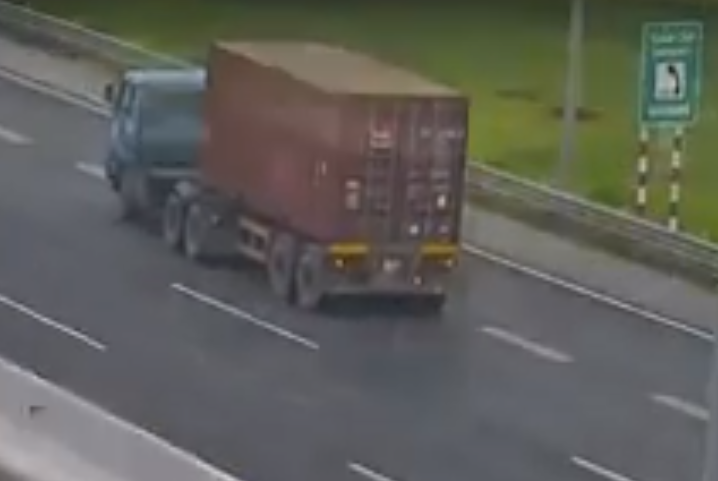 Xe container liều mạng chạy lùi cả cây số trên cao tốc Hà Nội - Hải Phòng