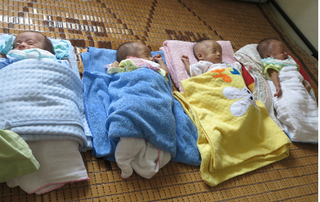 Người mẹ tranh thủ ngủ ngồi, ăn đứng để chăm sóc 4 con trong ca sinh tư hiếm gặp