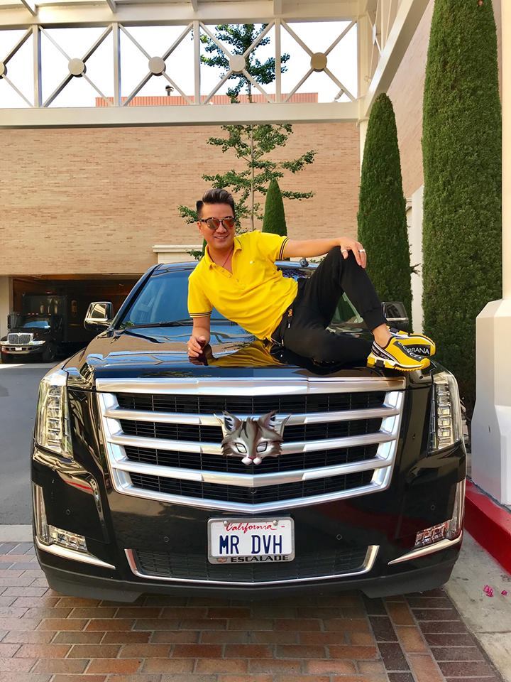 Đàm Vĩnh Hưng tạo dáng 'độc' bên siêu xe Cadillac chuyên dành cho nguyên thủ quốc gia