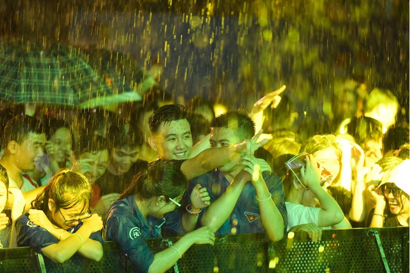 Giới trẻ Hà Nội đội mưa 'chơi hàng nóng' cùng Huyền My, Lou Hoàng, Only C