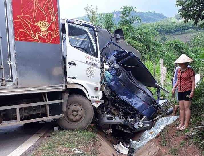Sơn La: Xe tải đấu đầu trực diện, 2 người bị thương nặng