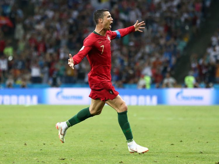 C.Ronaldo lập một loạt kỷ lục sau cú hattrick vào lưới Tây Ban Nha