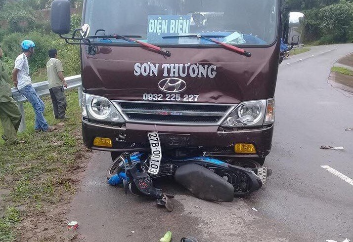 Điên Biên: Xe khách đấu đầu xe máy, 3 người bị thương nặng
