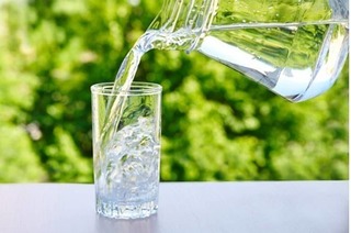 Bác sĩ chỉ cách uống nước chuẩn nhất để phòng ngừa sỏi thận