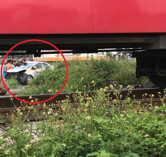 Hà Nam: Tài xế taxi cùng 2 hành khách thoát chết sau va chạm với tàu hỏa