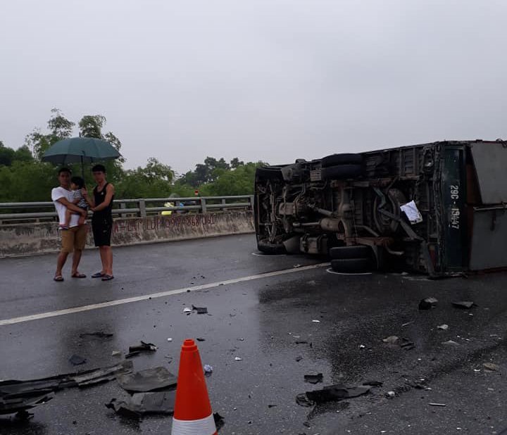 Thái Nguyên: Xế hộp biến dạng sau va chạm giao thông với xe tải 2