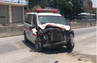 Nghệ An: Xe cứu thương tông sập tường nhà dân, nhiều người thoát nạn
