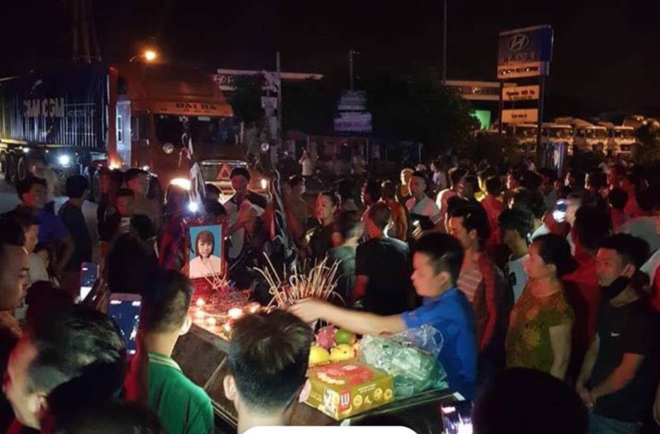 Người thân hai thiếu nữ tử vong ở Hưng Yên mang quan tài ra phố