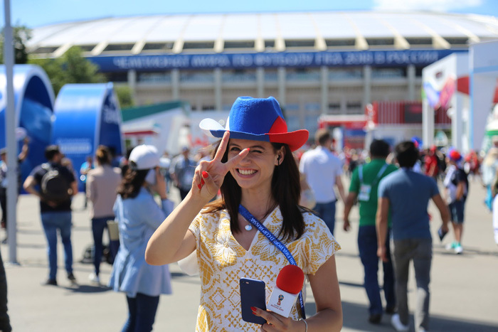 Nhiều nữ phóng viên khó tác nghiệp tại World Cup 2018 vì quá quyến rũ