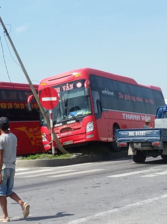 Ninh Bình: Xe khách mất lái tông đổ cột đèn, nhiều hành khách hoảng loạn