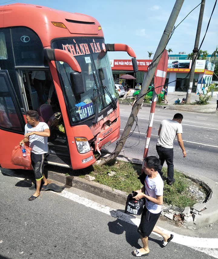 Ninh Bình: Xe khách mất lái tông đổ cột đèn, nhiều hành khách hoảng loạn