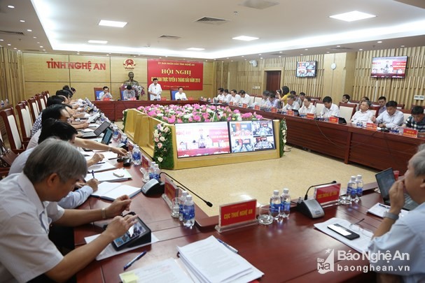 Nghệ An: Chủ tịch đang kết luận, cán bộ huyện Thanh Chương bỏ về hết