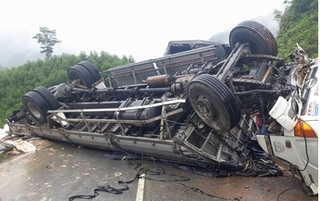 Lật xe tải chở công nhân Việt tại Lào, ít nhất 2 người Nghệ An tử vong 