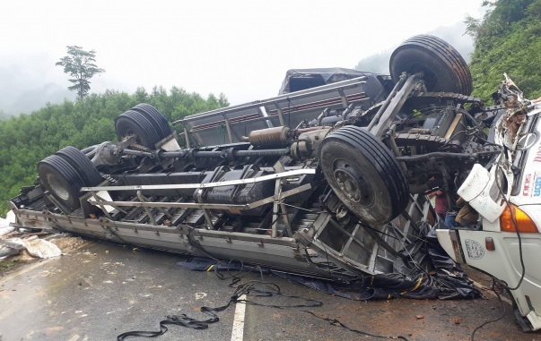 Lật xe tải chở công nhân Việt tại Lào, ít nhất 2 người tử vong 