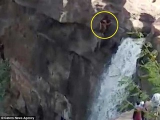 Mải mê chụp ảnh tự sướng, chàng trai rơi xuống thác nước cao 52m tử vong