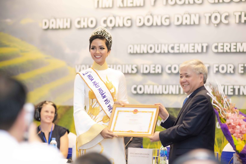 Hoa hậu H’Hen Niê được trao bằng khen vì có thành tích truyền cảm hứng 