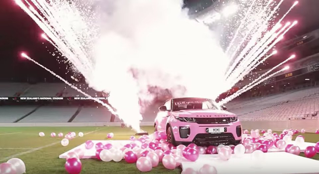 Cầu hôn bằng Range Rover hồng, thuê cả sân vận động 