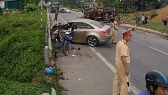 Lạng Sơn: Xe tải chở gỗ gây tai nạn liên hoàn, 1 người bị thương nặng2