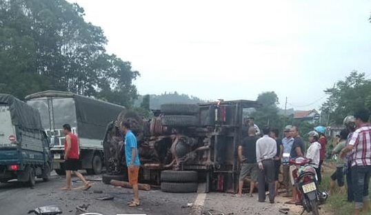 Lạng Sơn: Xe tải chở gỗ gây tai nạn liên hoàn, 1 người bị thương nặng