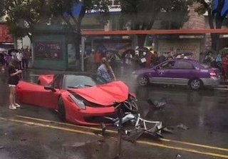 Siêu xe Ferrari 458 giá trị triệu đô nát bét vì rơi vào tay lái phụ nữ
