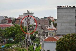 Hà Nội: Giải cứu nam thanh niên có biểu hiện ngáo đá cố thủ trên cột điện