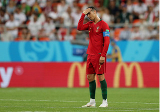 C.Ronaldo may mắn thoát thẻ đỏ sau tình huống chơi xấu cầu thủ Iran