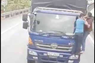 Thót tim nhìn 2 người đàn ông đánh đu tính mạng trên đầu xe tải ở Huế
