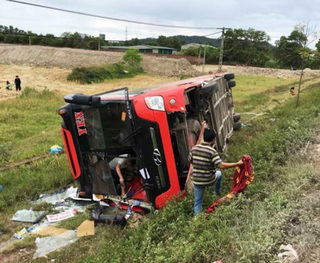 Nghệ An: Xe khách mất lái lao xuống ruộng khiến 5 người thương vong