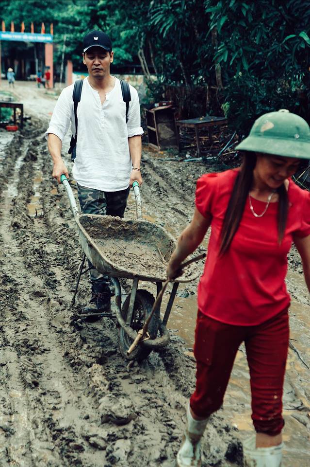 Sáng nay, MC Phan Anh đã trao 385triệu đồng cho người dân vùng lũ Hà Giang