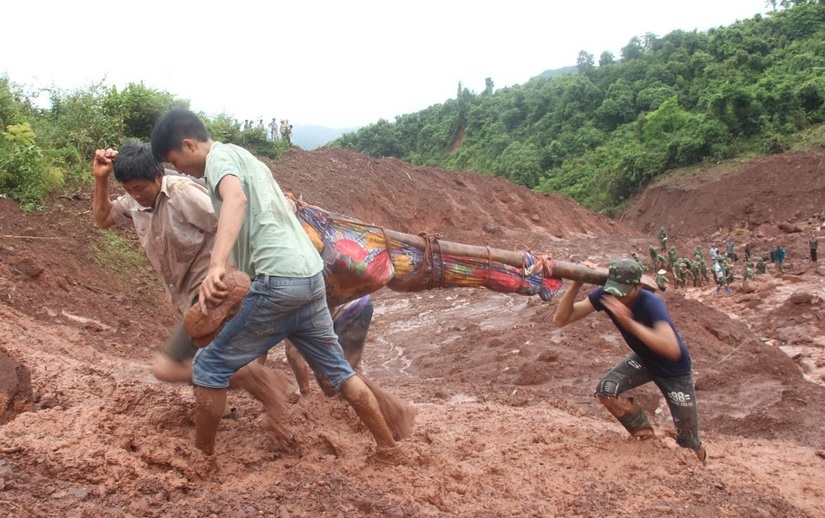 Sạt lở đất ở Lai Châu: Chồng kiệt sức dùng tay đào bới