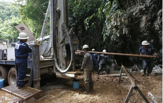 Đội bóng Thái Lan mắc kẹt trong hang đã 6 ngày, lực lượng quân sự Mỹ và Anh vào cuộc giải cứu