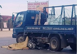 Thanh Hóa: Xe tải va chạm với xe máy, 2 người thương vong