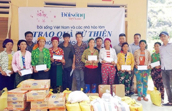 Đời sống Việt Nam và nhà hảo tâm trao quà cho đồng bào ở Hà Giang