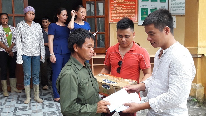 Đời sống Việt Nam và nhà hảo tâm trao quà cho đồng bào ở Hà Giang