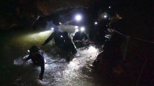Cuộc chiến giải cứu đội bóng Thái mắc kẹt khỏi hang động sẽ dài 4 tháng