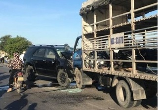 Nam Định: Xe 7 chỗ tông trực diện xe tải, tài xế bị thương nặng