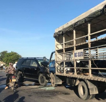 Nam Định: Tài xế xe 7 chỗ bị thương nặng sau tai nạn với ô tô tải