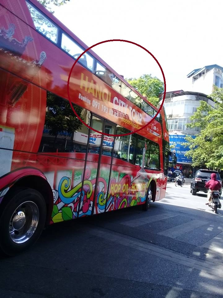 Du khách nước ngoài dạo phố bằng xe buýt 2 tầng ngày nắng nóng đỉnh diểm